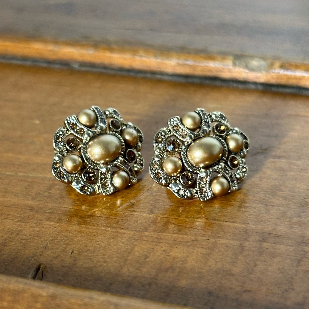✨Vintage Gold Monet Crystal Clip On Earrings✨